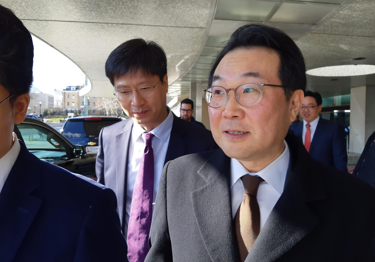 이도훈 외교부 한반도평화교섭본부장이 지난 16일(현지시간) 미 국무부에서 스티븐 비건 국무부 부장관과 면담한 뒤 국무부 청사를 나오고 있다. 연합뉴스