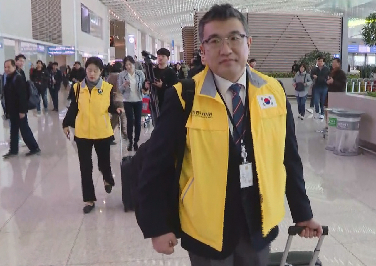 네팔 안나푸르나 데우랄리 지역 눈사태로 한국인 4명이 실종된 것과 관련해 사고 수습과 실종자 가족 지원 등을 담당할 신속대응팀 관계자들이 18일 인천국제공항을 출국하고 있다. [연합]