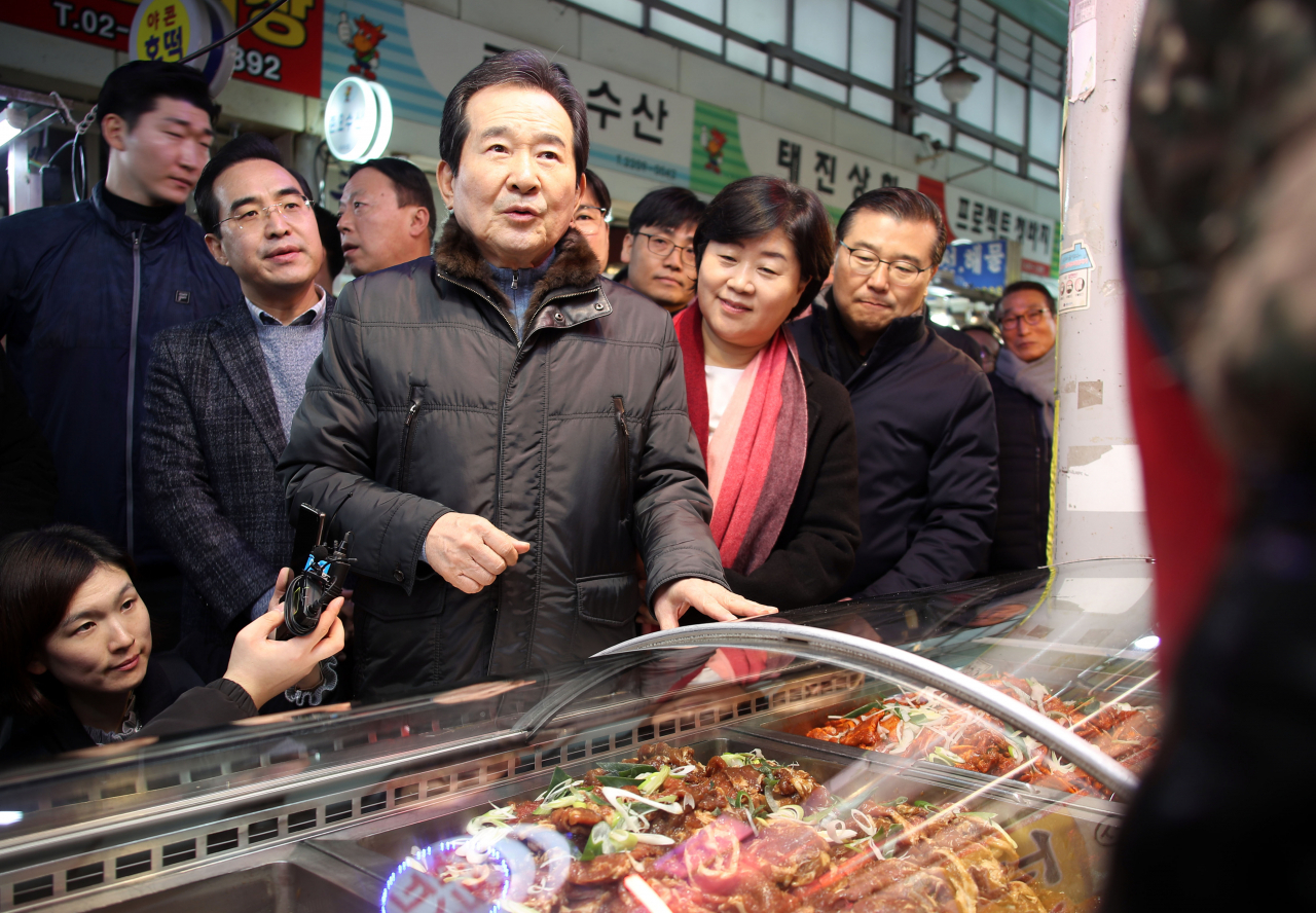 정세균 국무총리가 주말인 18일 서울 중랑구 우림골목시장을 방문해 물가를 점검하며 상인과 대화하고 있다. [연합]