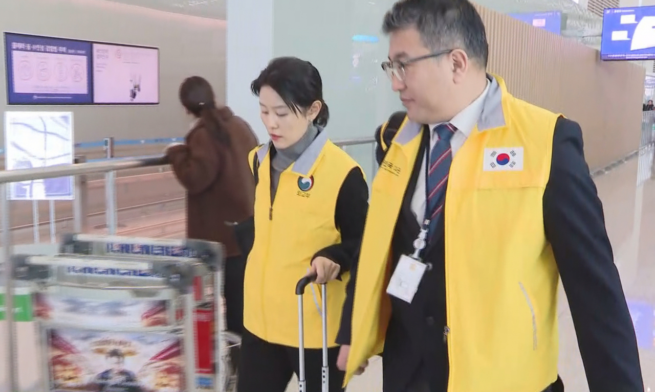 네팔 안나푸르나 데우랄리 지역 눈사태로 한국인 4명이 실종된 것과 관련해 사고 수습과 실종자 가족 지원 등을 담당할 신속대응팀 관계자들이 18일 인천국제공항을 출국하고 있다. 연합뉴스
