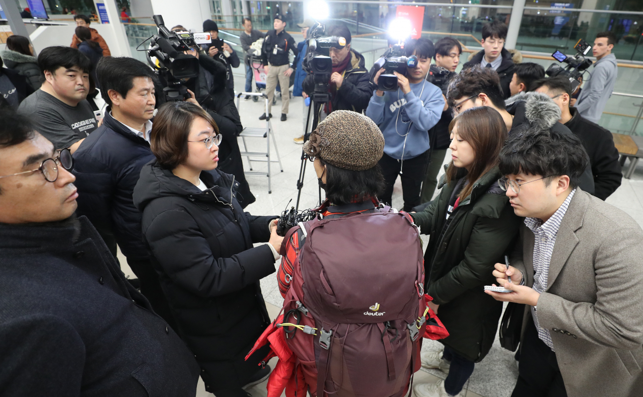 안나푸르나 눈사태로 조기 귀국을 하게 된 충남교육청 해외 교육 봉사단 2팀 단장이 19일 오전 인천국제공항을 통해 귀국해 취재진에게 질문에 답하고 있다. 충남교육청은 네팔 안나푸르나 눈사태와 관련해 네팔에서 봉사활동을 하고 있던 해외 교육 봉사단 3개 팀에 대해 조기 귀국을 요청했고 이중 가장 먼저 네팔에 도착해 활동하던 1개 팀이 이날 오전 인천국제공항을 통해 귀국했다. 연합뉴스