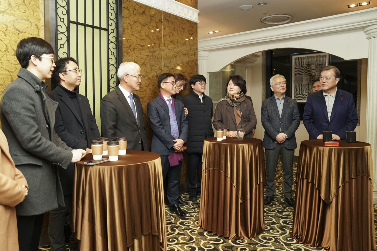 문재인 대통령과 부인 김정숙 여사가 19일 오전 서울 중구 롯데시네마 에비뉴엘에서 영화 '천문' 관람에 앞서 김종석 청장(왼쪽 세번째) 등 기상청 관계자와 환담하고 있다. 연합뉴스