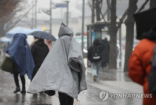 19일 서울에 처음으로 눈이 쌓였다 [연합]