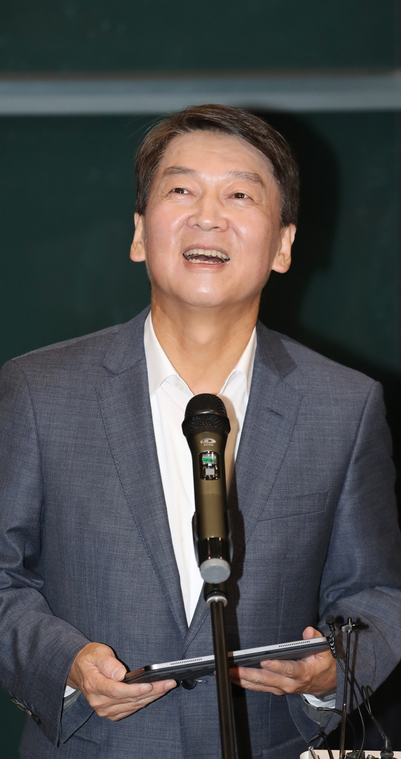 바른미래당 안철수 전 의원이 19일 인천국제공항을 통해 귀국, 취재진 앞에 서 인사말을 하고 있다. 연합뉴스
