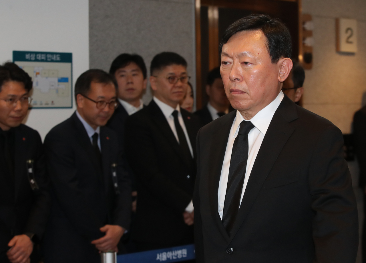 신동빈 롯데그룹 회장이 19일 오후 서울 송파구 서울아산병원에 마련된 신격호 롯데그룹 명예회장의 빈소에 침통한 표정으로 들어가고 있다. [연합뉴스]