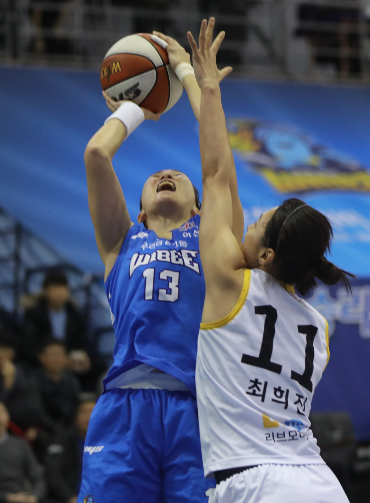6일 오후 아산시 이순신체육관에서 열린 여자프로농구 우리은행 - KB스타즈 경기에서 우리은행 김정은이 KB최희진의 수비를 피해 슛하고 있다. 연합뉴스