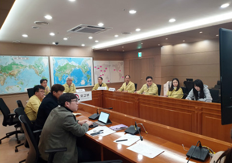 19일 오후 서울 외교부 청사에서 이태호 외교부 2차관 주재로 외교부(재외국민보호대책본부)와 주네팔한국대사관(현장지휘본부)간 화상대책회의가 열리고 있다. [연합]