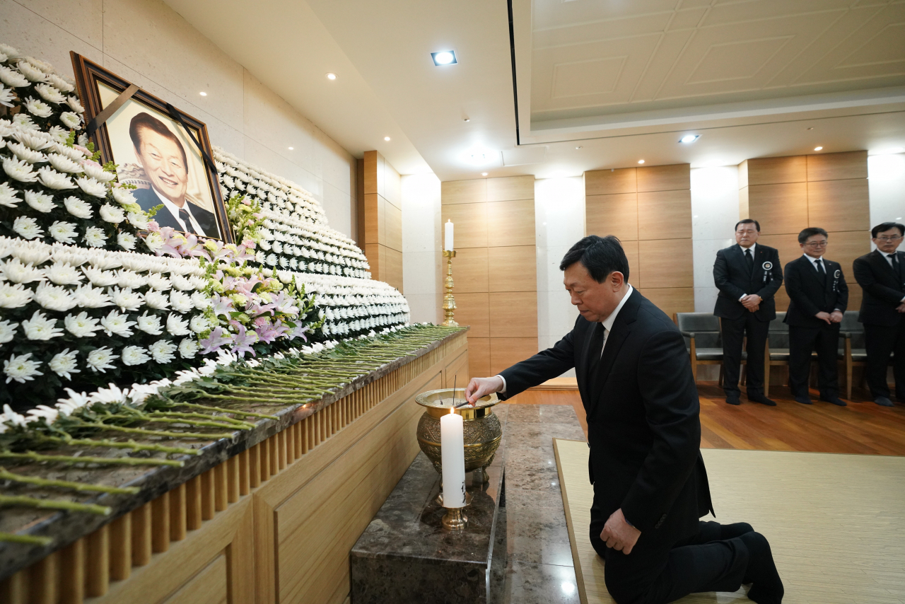 신동빈 롯데그룹 회장이 19일 오후 서울 송파구 서울아산병원에 마련된 신격호 롯데그룹 명예회장의 빈소에서 분향하고 있다. [연합]