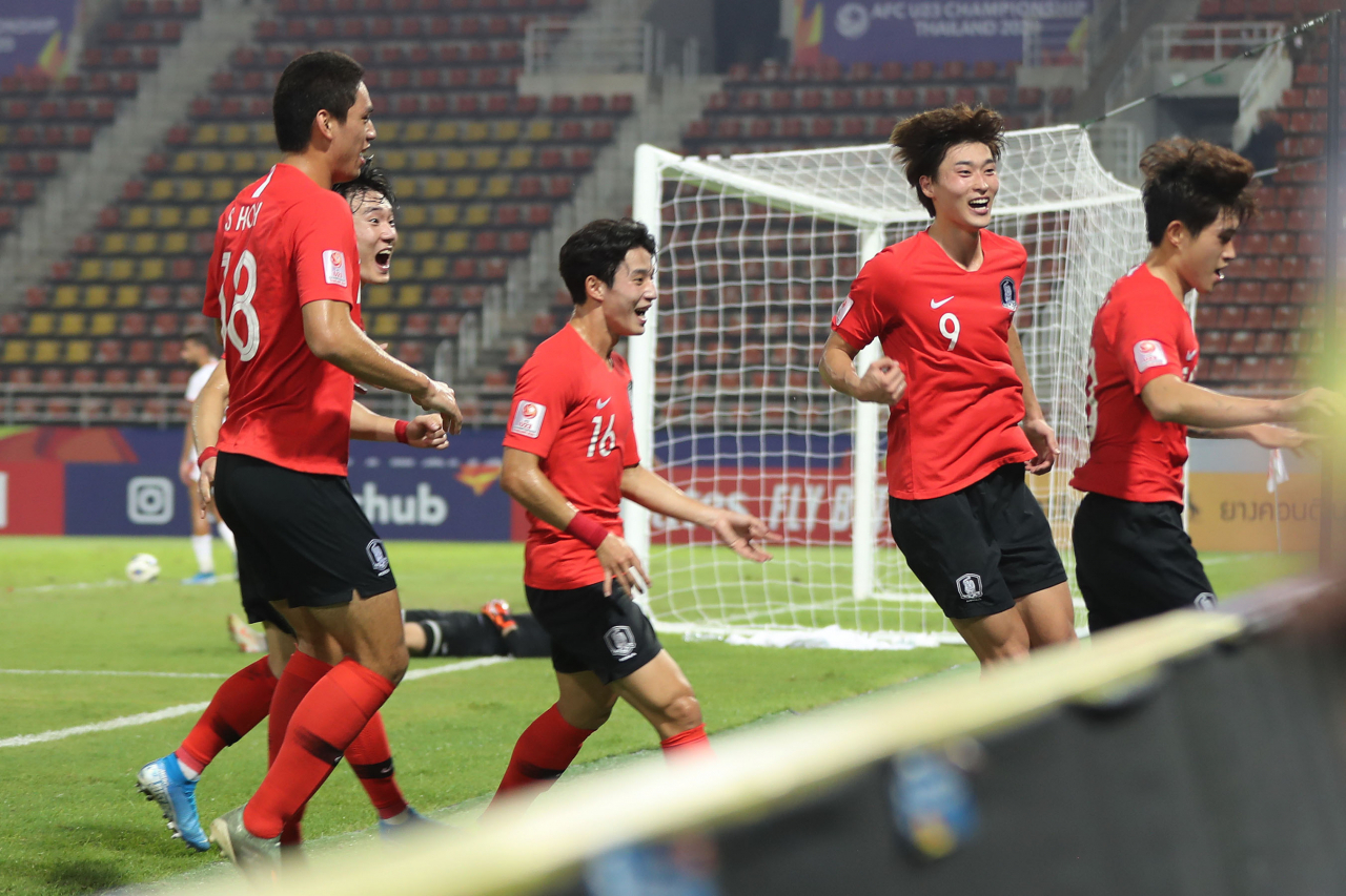 19일 오후(현지시간) 태국 랑싯 탐마삿 스타디움에서 열린 2020 아시아축구연맹(AFC) U-23 챔피언십 한국과 요르단의 8강전. 이동경이 후반 추가시간 극적인 결승골을 넣은 뒤 동료들의 축하를 받고 있다. 연합뉴스