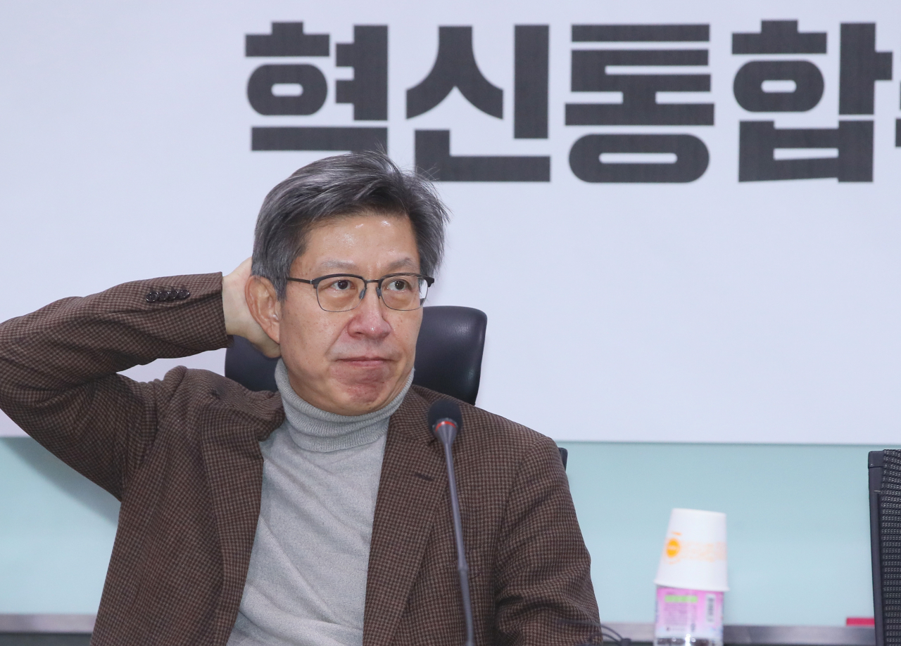 혁신통합추진위원회 박형준 위원장이 17일 국회 의원회관에서 열린 혁신통합추진위원회 회의에서 잠시 고심하고 있다. [연합]