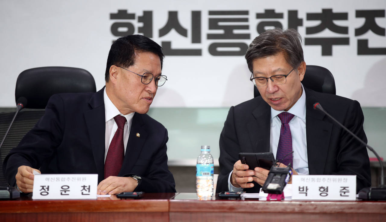 중도·보수통합을 목표로 하는 혁신통합추진위원회 박형준 위원장(오른쪽)과 새로운보수당 정운천 의원이 16일 오전 국회 의원회관에서 열린 혁신통합위원회 3차 회의에서 대화하고 있다. [연합]