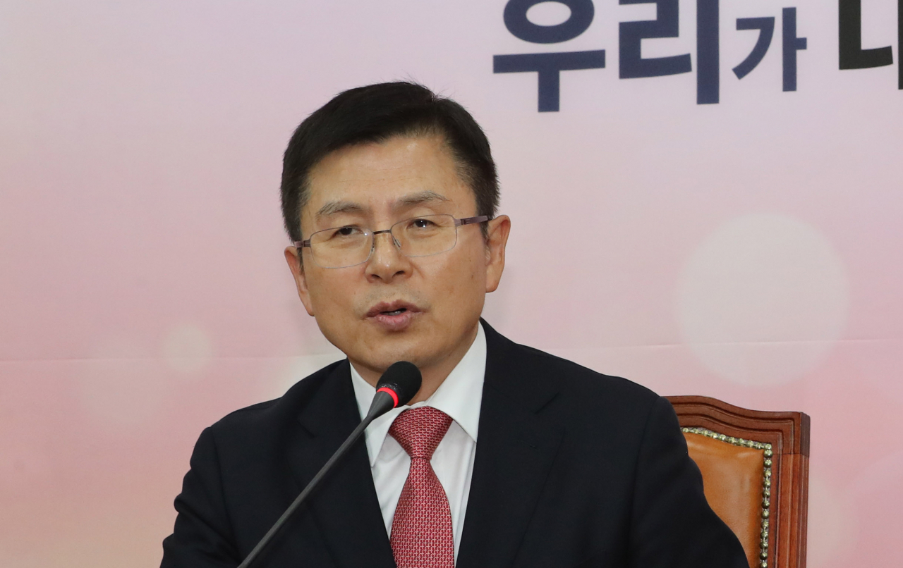 자유한국당 황교안 대표가 17일 오전 서울 여의도 국회에서 공천관리위원회 위원장으로 임명된 김형오 전 국회의장과 첫 회동을 하며 발언하고 있다. [연합]