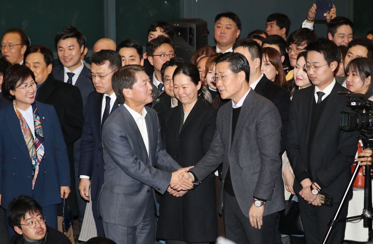 안철수 전 국민의당 대표가 19일 인천국제공항을 통해 귀국, 환영 행사를 위해 기다리던 의원들과 인사를 하고 있다. [연합]