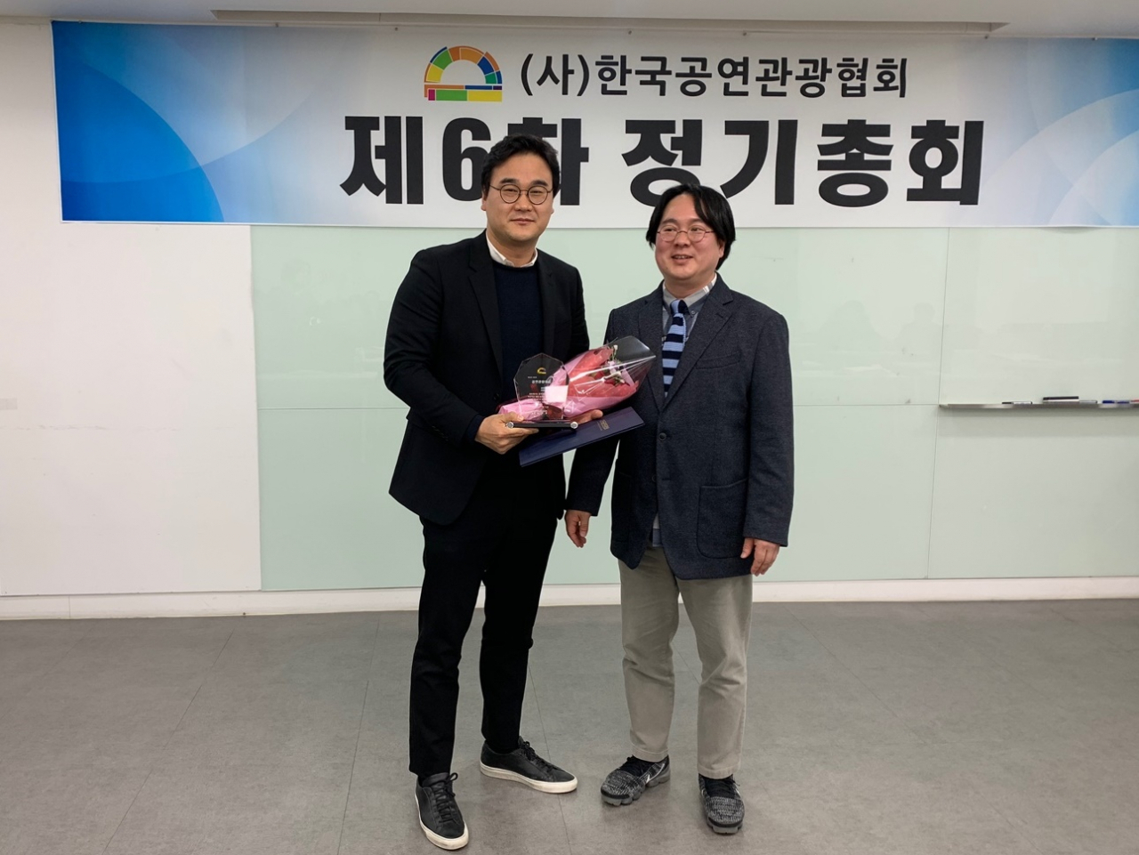 한승원 HJ컬쳐 대표, 김경훈 사단법인 한국공연관광협회 회장(왼쪽부터)