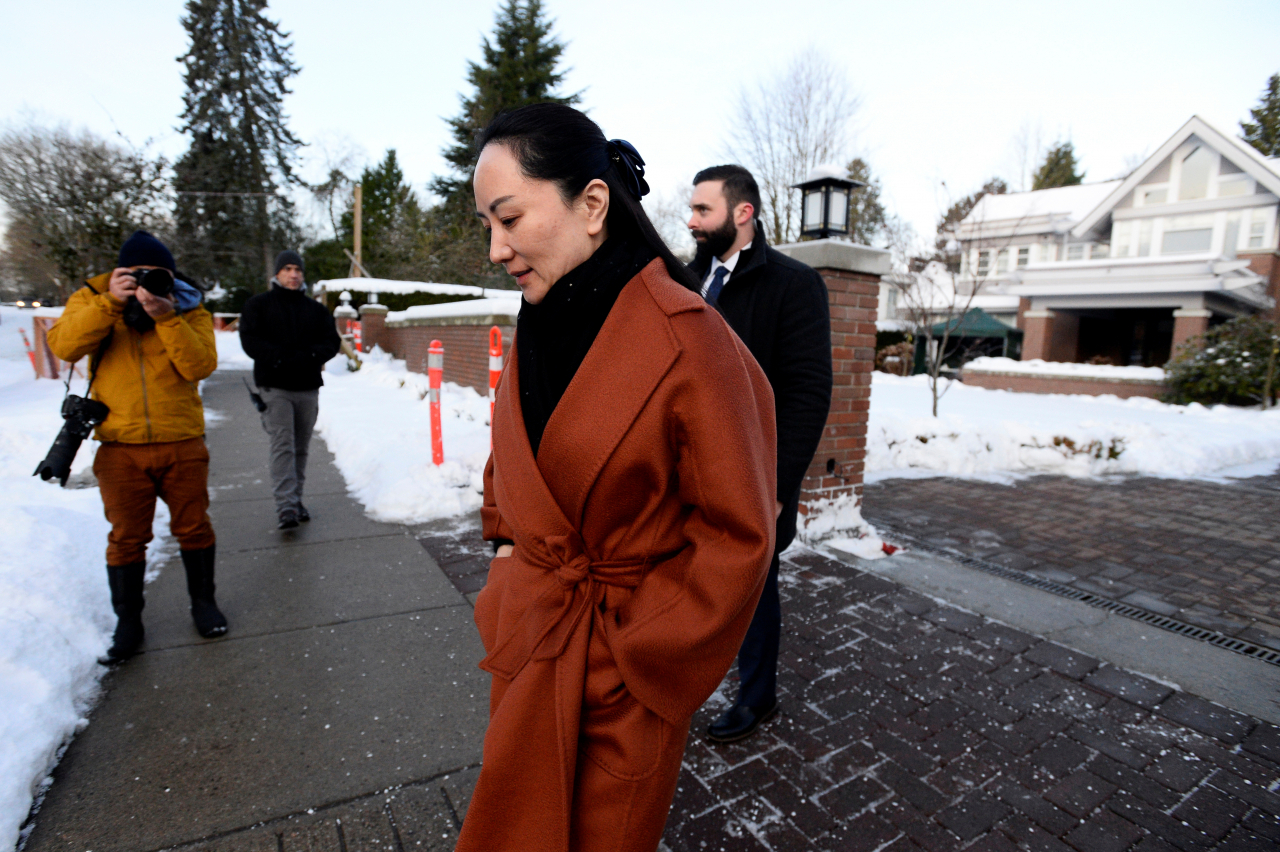 오는 20일(현지시간) 신병 인도 재판을 앞둔 중국 화웨이 최고재무책임자(CFO) 멍완저우가 지난 17일 법정 출석 날짜를 정하기 위해 법원으로 향하고 있다. [로이터]