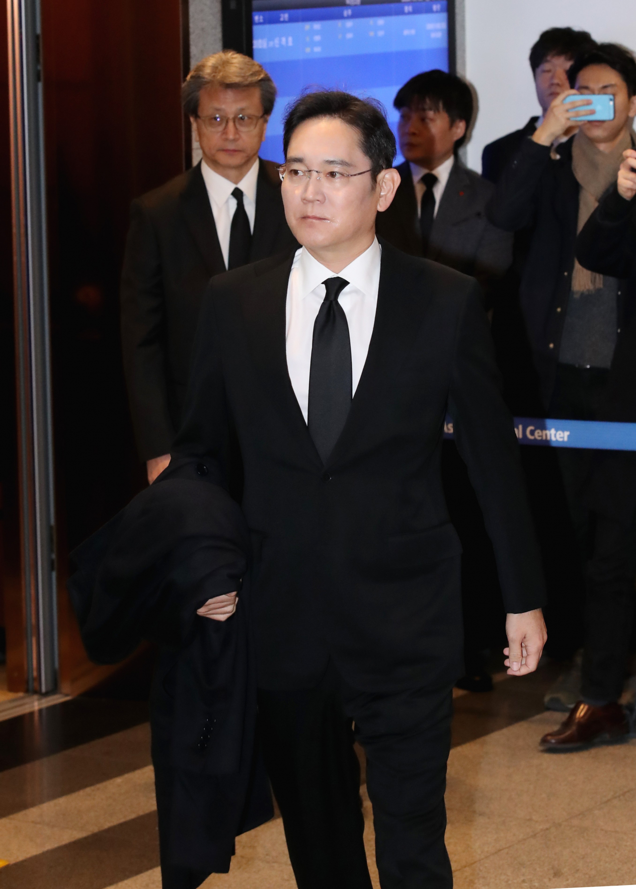 이재용 삼성전자 부회장이 20일 오전 서울 송파구 아산병원 장례식장에 마련된 고 신격호 롯데그룹 명예회장의 빈소로 조문하기 위해 들어가고 있다. [연합뉴스]