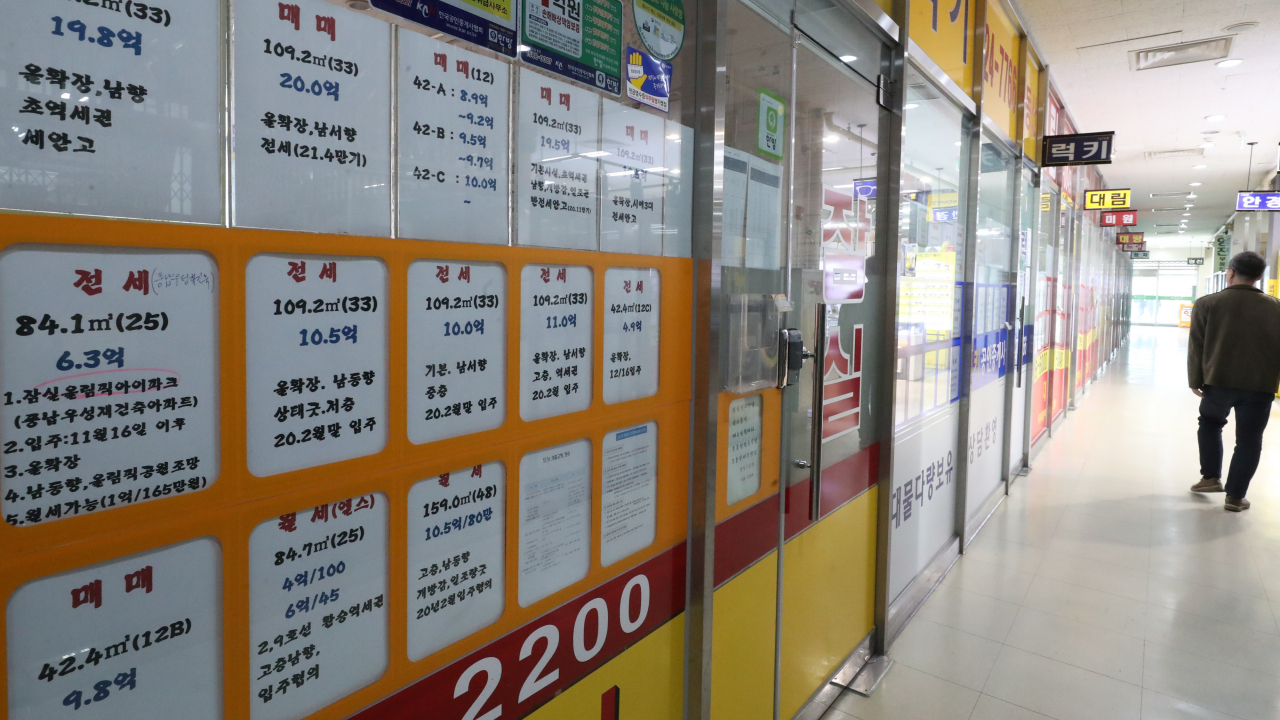 20일을 기해 12·16 부동산 대책 중 전세대출 규제방안이 시행된다. 핵심은 시가 9억원을 초과하는 고가주택과 전세대출이 양립 불가하다는 것이다. 전세대출 대책 세부 내용을 보면 20일부터 시가 9억원을 넘는 고가주택 보유자가 SGI서울보증의 전세대출보증을 받을 수 없게 된다. 사진은 19일 서울 시내의 부동산 중개업소 모습. [연합]