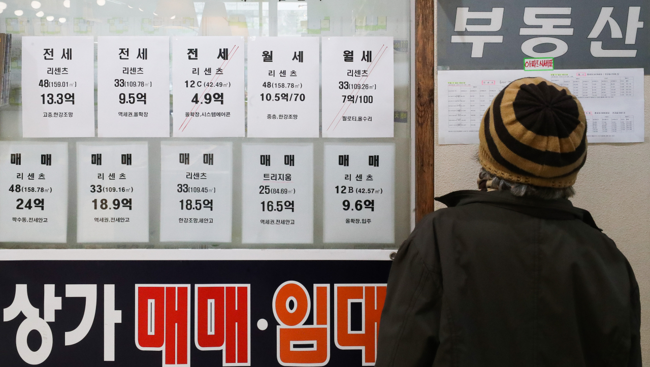 20일을 기해 12·16 부동산 대책 중 전세대출 규제방안이 시행된다. 핵심은 시가 9억원을 초과하는 고가주택과 전세대출이 양립 불가하다는 것이다. 전세대출 대책 세부 내용을 보면 20일부터 시가 9억원을 넘는 고가주택 보유자가 SGI서울보증의 전세대출보증을 받을 수 없게 된다. 사진은 19일 서울 시내의 부동산 중개업소 모습. [연합]