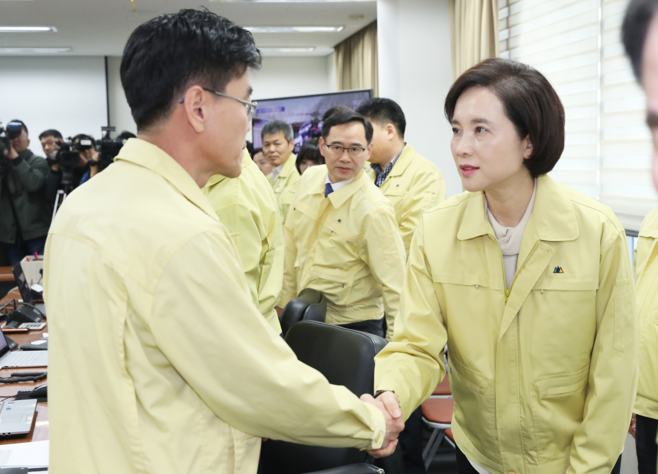유은혜 부총리 겸 교육부 장관이 충남교육청 사고상황본부를 방문해 관계자들을 격려하고 있는 모습.
