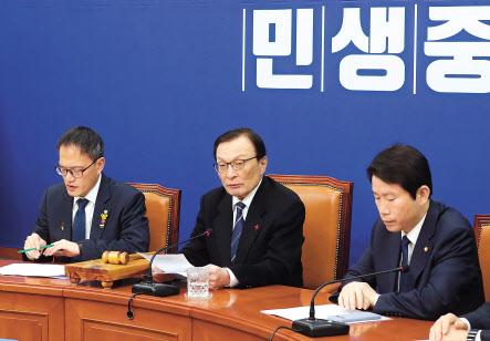 이해찬(가운데) 더불어민주당 대표가 20일 오전 서울 여의도 국회에서 열린 최고위원회의에서 발언하고 있다. [연합]