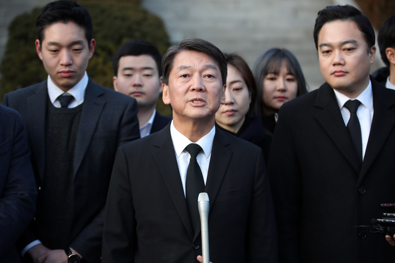 바른미래당 안철수 전 의원이 20일 오전 서울 동작구 국립서울현충원에서 역대 대통령 묘역 참배 후 취재진 질문에 답하고 있다. [연합]