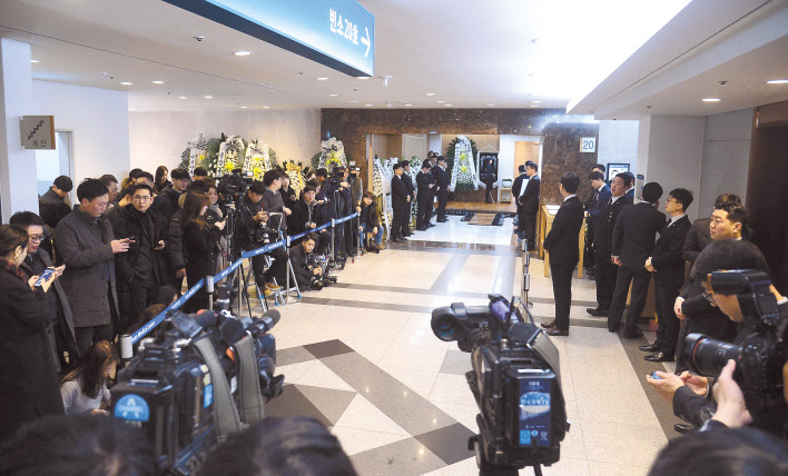 20일 오전 서울 송파구 서울아산병원에 마련된 신격호 롯데그룹 명예회장의 빈소 입구에 많은 취재진과 조문객들이 서 있다. 이상섭 기자