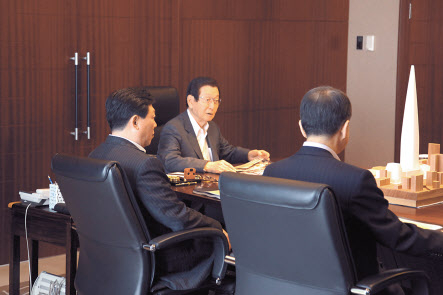 롯데그룹 창업주인 신격호 명예회장이 신동빈 롯데그룹 회장과 회의를 하고 있다. [롯데지주 제공]