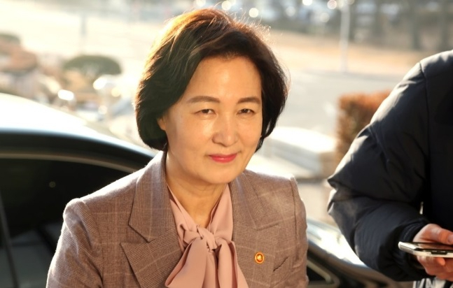 추미애 법무장관이 20일 정부 과천청사로 출근하고 있다. [연합]