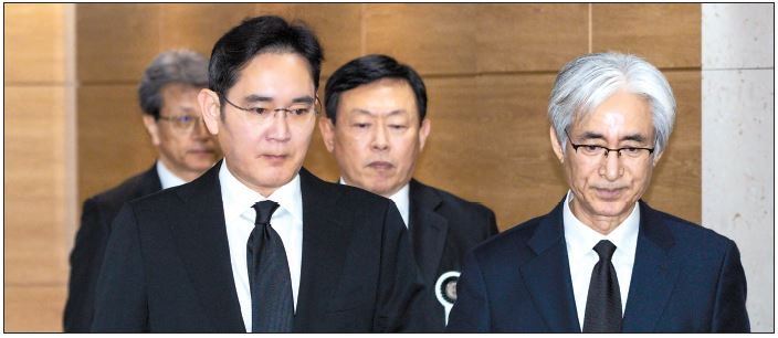 이재용 삼성전자 부회장이 20일 오전 서울 송파구 아산병원 장례식장에 마련된 고 신격호 롯데그룹 명예회장의 빈소를 찾아 조문을 마친 뒤 나서고 있다. 이상섭 기자