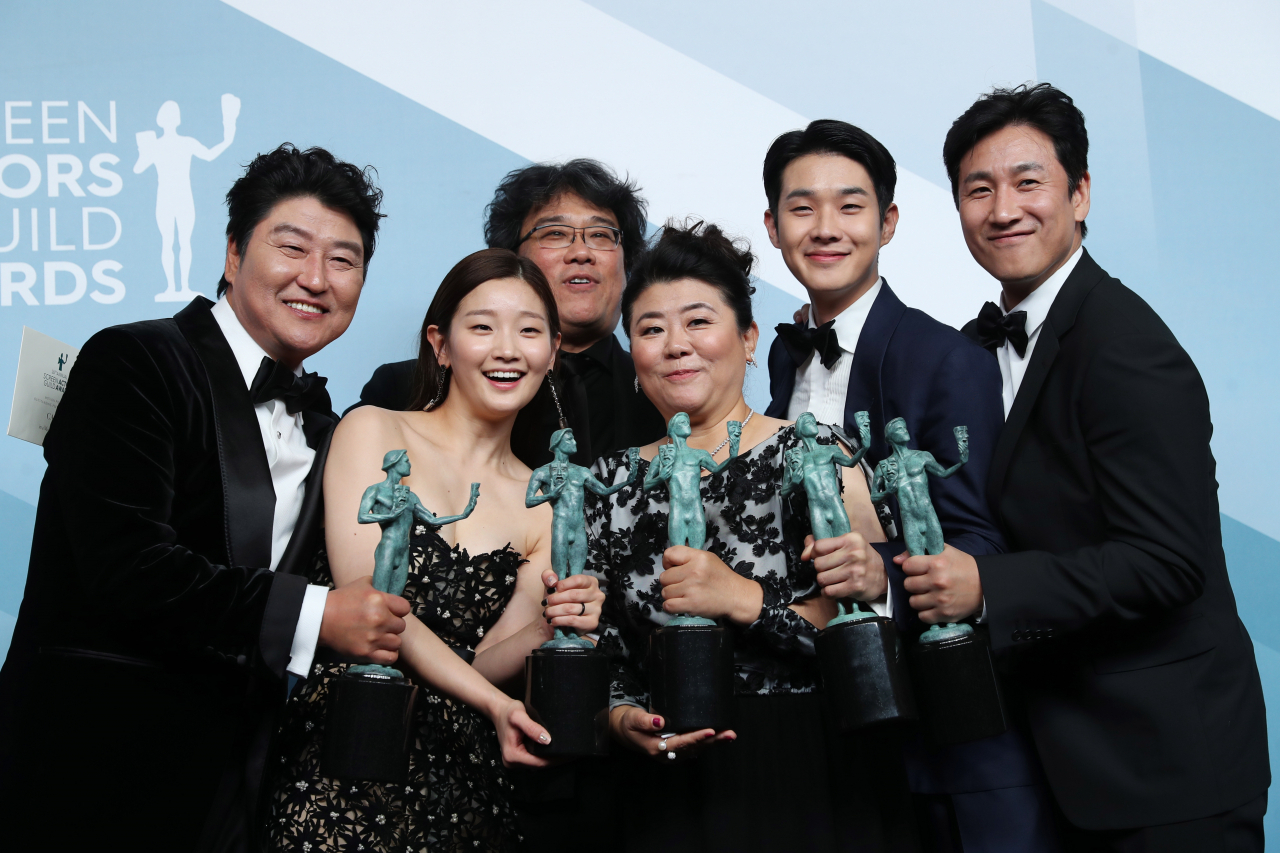 영화 ‘기생충’이 미국영화배우조합 시상식에서 ‘아웃스탠딩 퍼포먼스 바이 캐스트(앙상블) 인 모션픽처’ 부문을 수상했다. 왼쪽부터 송강호, 박소담, 봉준호, 이정은, 최우식, 이선균. [EPA]