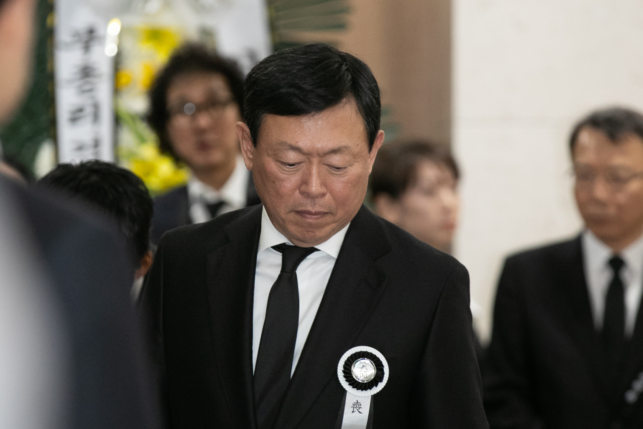 신동빈 롯데 회장이 20일 오전 서울 송파구 서울아산병원 장례식장에 마련된 고 신격호 롯데그룹 명예회장 빈소에서 침통한 표정을 짓고 있다. [연합뉴스]