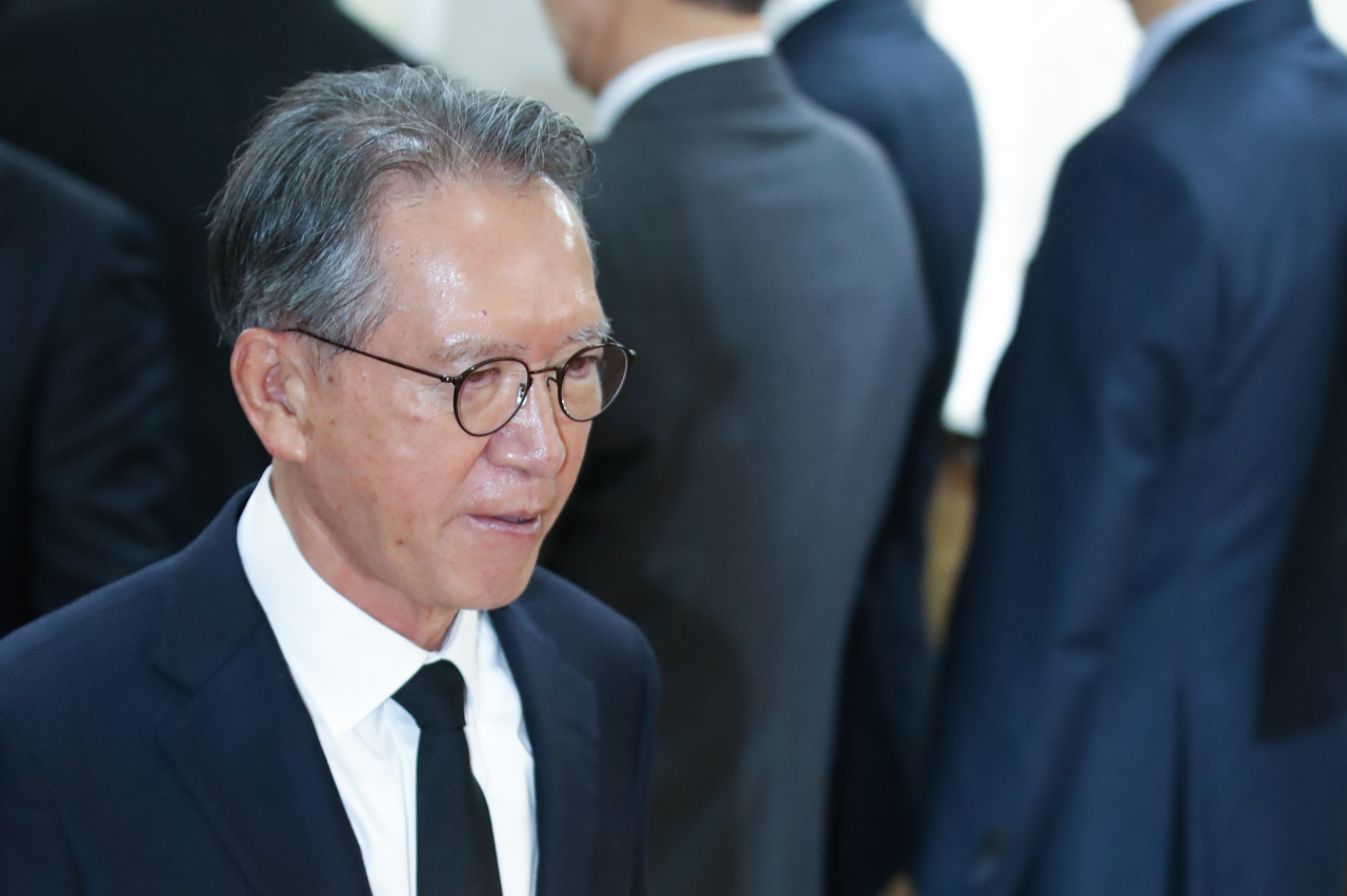 자유한국당 공천관리위원장을 맡은 김형오 전 국회의장이 20일 오전 서울 송파구 아산병원 장례식장에 마련된 고(故) 신격호 롯데그룹 명예회장 빈소에서 조문을 마친 뒤 떠나고 있다. [연합뉴스]