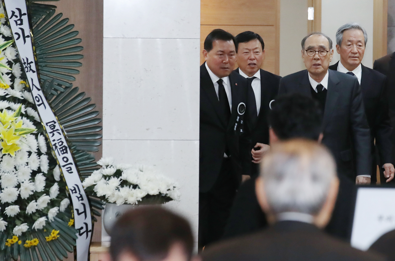 정몽준 아산재단 이사장(오른쪽부터)과 명예장례위원장을 맡은 이홍구 전 국무총리가 20일 오전 서울 송파구 아산병원 장례식장에 마련된 고(故) 신격호 롯데그룹 명예회장 빈소에서 조문을 마친 뒤 신동빈 롯데그룹 회장(왼쪽 두 번째), 황각규 롯데그룹 부회장의 안내를 받으며 빈소를 떠나고 있다. [연합뉴스]
