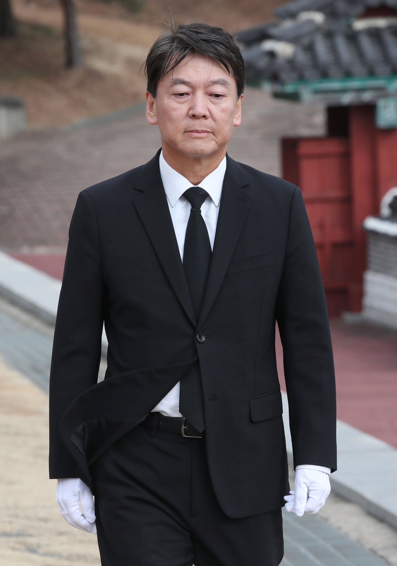 바른미래당 안철수 전 의원이 20일 오후 광주 북구 운정동 국립5·18민주묘지 참배 후 윤상원 열사 묘역 앞에서 오랫동안 사색 후 발걸음을 옮기고 있다. [연합]