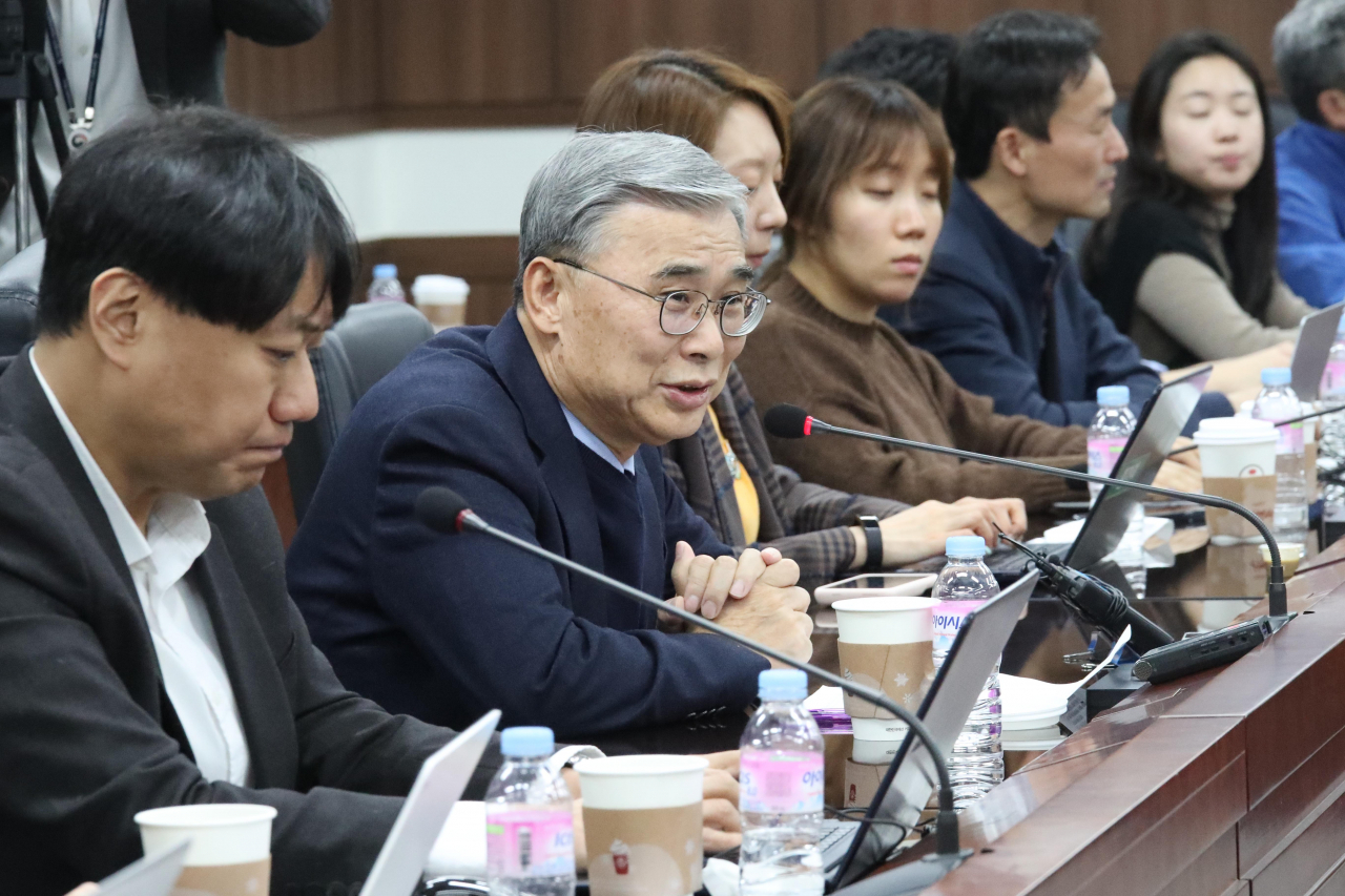이종석 전 통일부장관은 20일 정부서울청사에서 통일부 기자들과 만난 자리에서 한반도 비핵화 진전을 위해서는 미국이 비핵화 방식을 자신만 결정한다는 생각을 전환해야한다고 촉구했다. [연합]