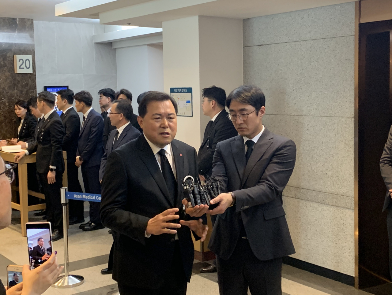 황각규 롯데지주 부회장이 20일 오후 3시께 신격호 롯데그룹 명예회장의 빈소가 마련된 서울 송파구 서울아산병원에서 기자들의 질문에 답하고 있다.