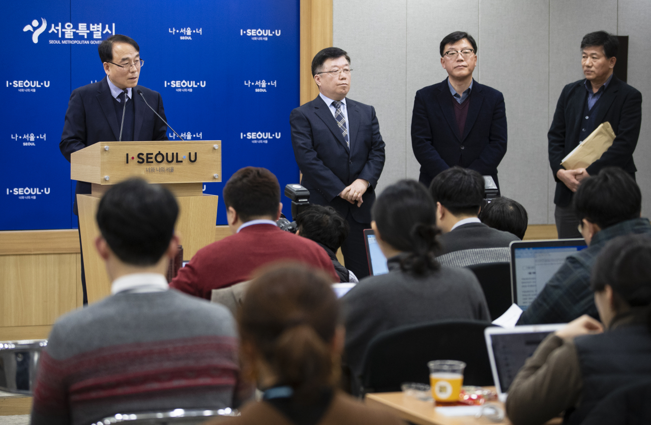 20일 서울시청 브리핑룸에서 열린 서울교통공사 긴급브리핑에서 최정균 서울교통공사 사장 직무대행이 취재진 질문에 답하고 있다. [연합]
