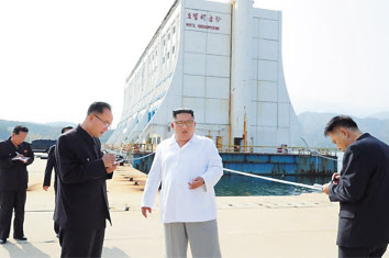 통일부는 20일 북한 개별관광과 관련해 제3국 여행사를 통해 평양, 원산, 삼지연 등을 방문하는 방안 등을 현실적으로 가능한 시나리오로 제시했다. 김정은 국무위원장이 금강산관광지구를 찾아 현지지도하는 모습. [헤럴드DB]