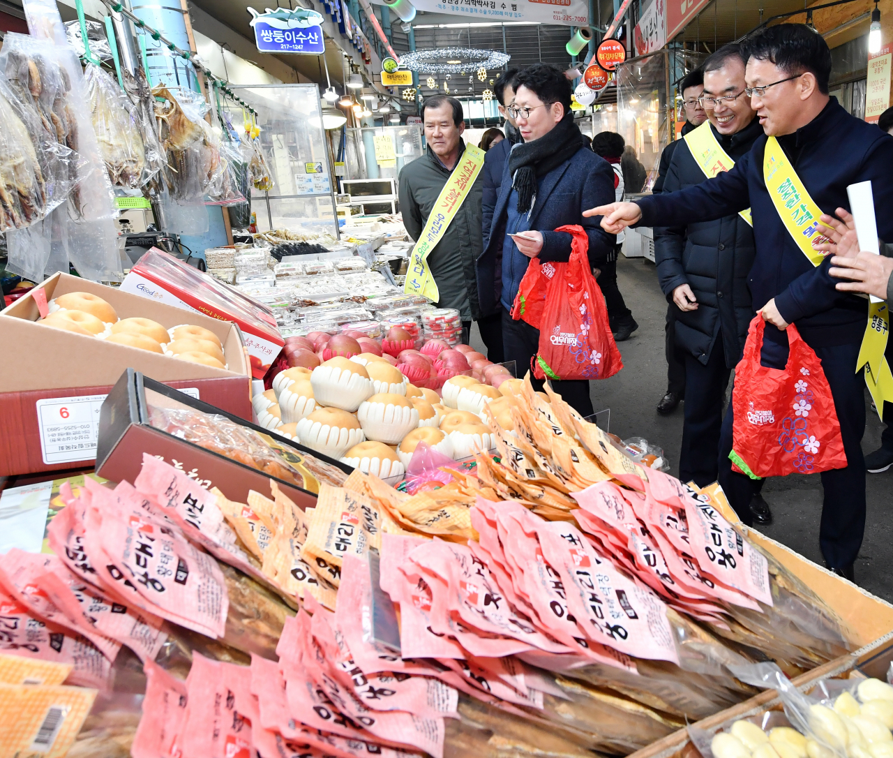 조청식 수원시 제1부시장(오른쪽 1번째)과 송영완 영통구청장(오른쪽 2번째)을 비롯한 관계자들이 구매탄 시장에서 장보기 체험을 하고 있다. [수원시 제공]
