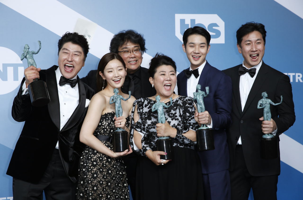 영화 '기생충'의 배우들과 봉준호 감독이 19일 미국영화배우조합이 주최한 SAG 어워즈 시상식에서 최고의 영예인 '아웃스탠딩 퍼포먼스 바이 캐스트 인 모션픽쳐' 상을 수상하고 기념촬영을 하고 있다. [로이터]