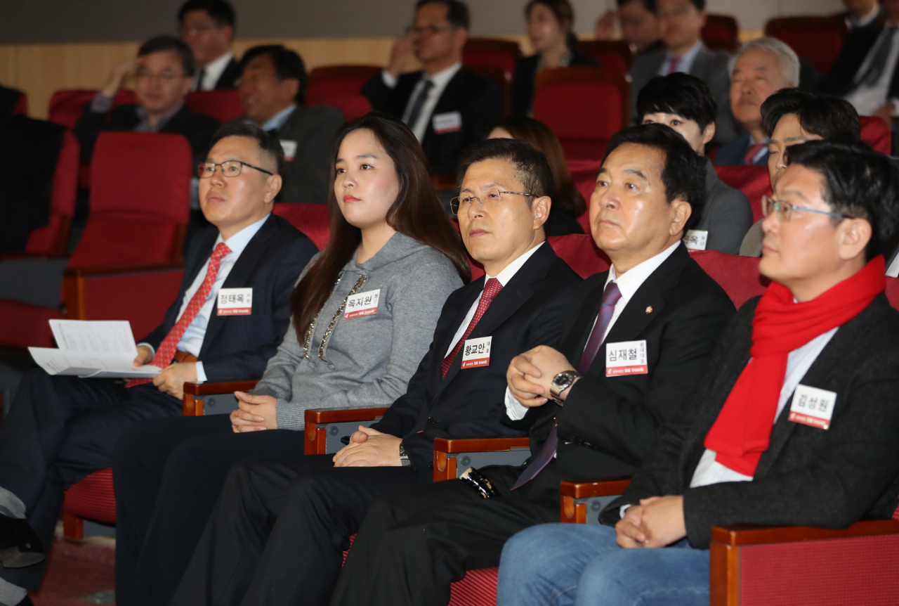 자유한국당 황교안 대표와 심재철 원내대표가 20일 오전 서울 여의도 국회 의원회관에서 열린 경제자문단 출범식에 참석, 경제 분야 강의를 듣고 있다. [연합뉴스]