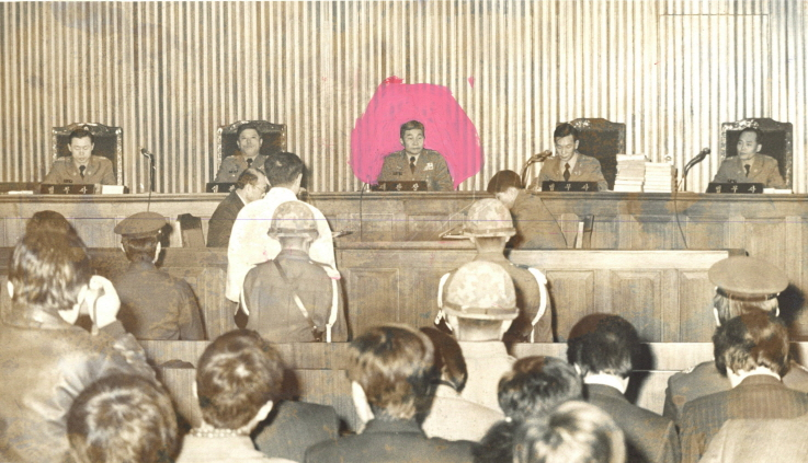 박정희 시해사건 관련 피고인 7명에 대한 항소심 첫 공판이 1980년 1월 22일 육군본부 대법정에서 공개리에 열렸다. [1980.1.22.]