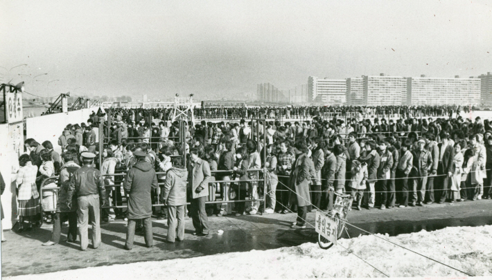 1981년 설(2월5일)을 앞두고 당시 임시 고속버스 예매 창구가 마련된 여의도 5.16광장에서 고향을 가려는 귀성객들이 차표를 예매하려고 줄을 서서 순서를 기다리고 있다. [1981.1.23.]