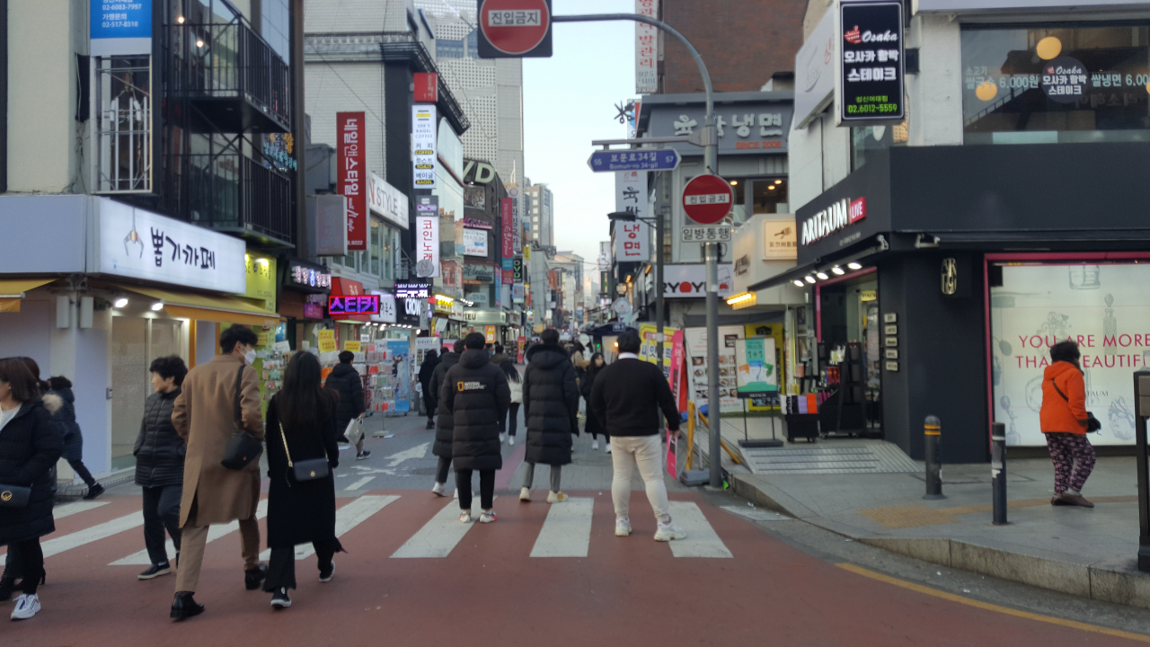 늘 젊은이들이 붐비는 성신여대로데오 거리.