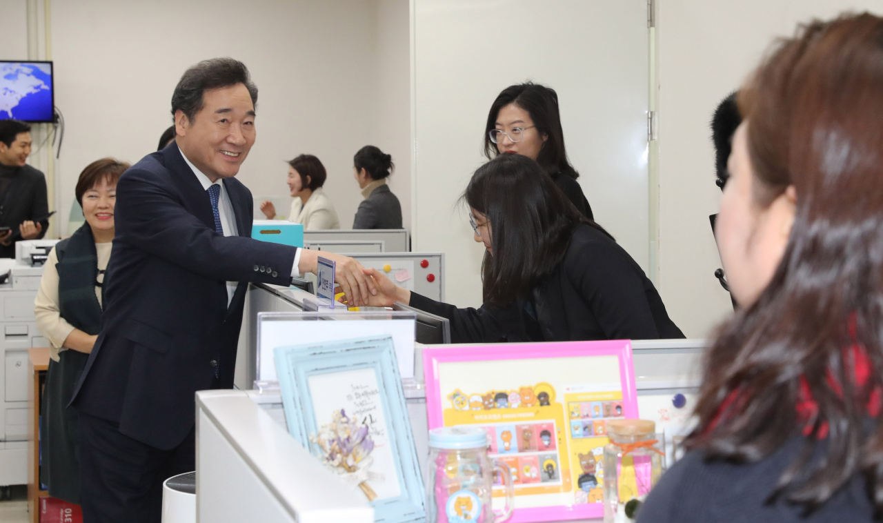 이낙연 전 국무총리가 지난 16일 서울 여의도 국회 더불어민주당 사무실을 방문, 당직자들과 인사를 나누고 있다. [연합]