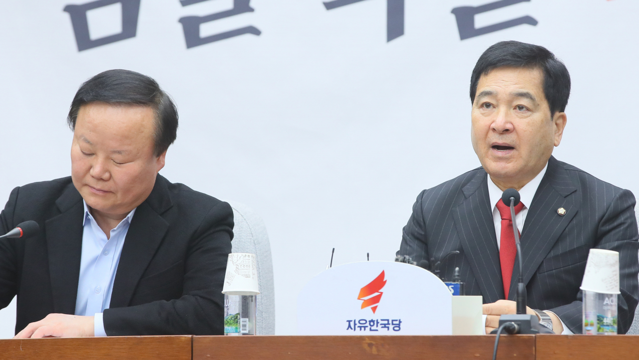 자유한국당 심재철 원내대표가 21일 국회에서 열린 원내대책회의에서 발언하고 있다. 연합뉴스