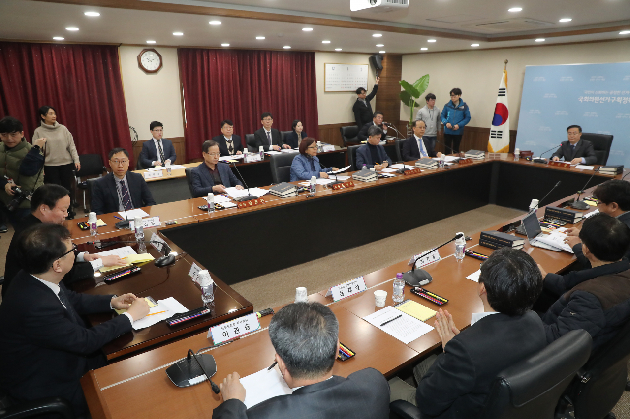지난 10일 서울 중앙선거관리위원회 관악청사에서 열린 '국회의원 선거구 획정위 정당 의견청취' 회의 전경. [연합]