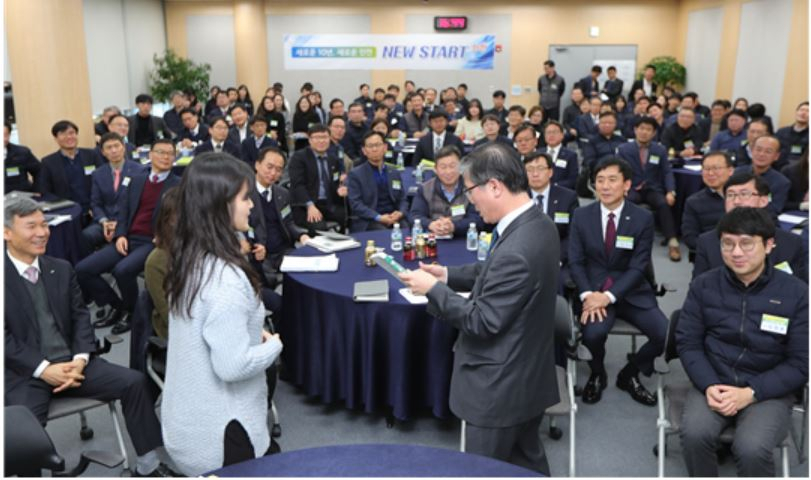 지난 16일 진행된 LH 인천지역본부 신년 업무보고에서 변창흠 LH 사장이 직원들과 소통의 시간을 갖고 있다. [LH제공]