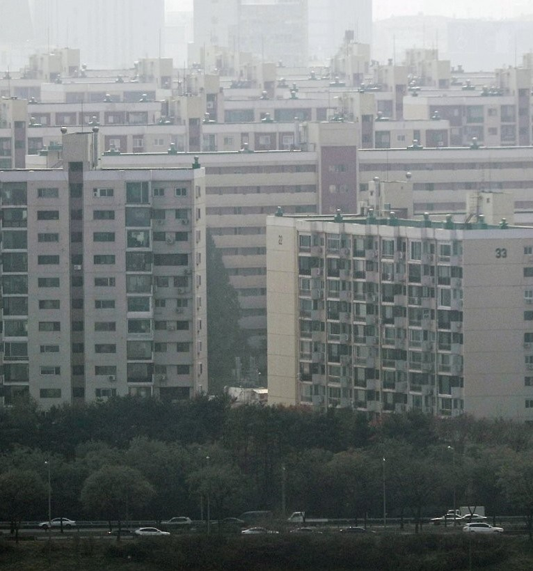 대한민국 부촌 지도는 강남3구(강남, 서초, 송파구) 28개동과 용산구 한남동을 중심으로 그려진다. 개발 시기, 재건축 시장 상황에 따라 순위가 앞서거니 뒤서거니 한다. 사진은 강남구 압구정동 아파트 단지 모습 [연합뉴스 제공]