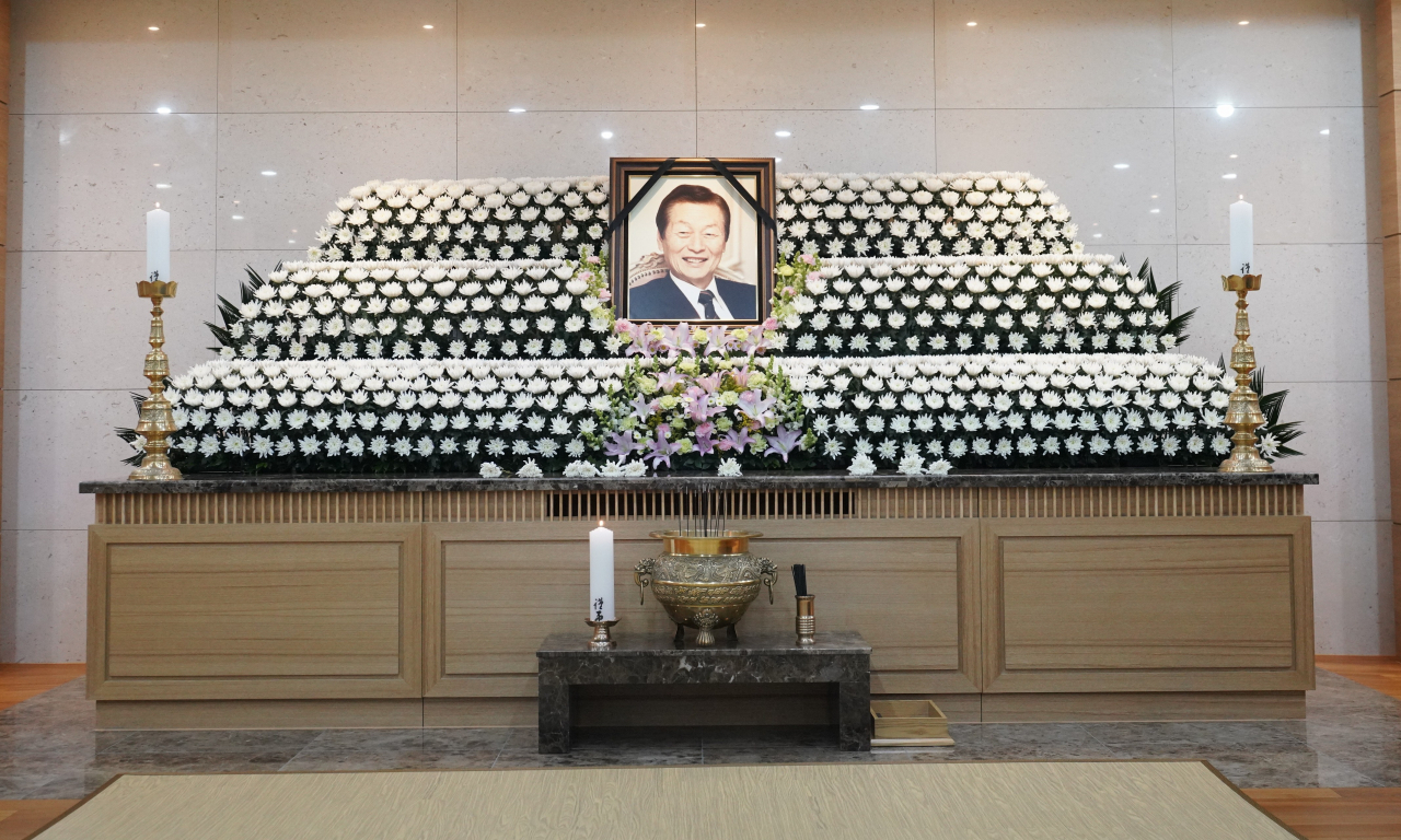 19일 오후 서울 송파구 서울아산병원에 마련된 신격호 롯데그룹 명예회장의 빈소에 고인의 영정이 놓여 있다. [연합]